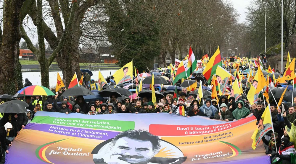 آلاف الأكراد توافدوا من دول أوروبية للمشاركة بمظاهرة في ستراسبورغ بفرنسا يوم السبت للمطالبة بالإفراج عن زعيم حزب «العمال الكردستاني» عبد الله أوجلان في الذكرى 27 لاعتقاله (أ.ف.ب)