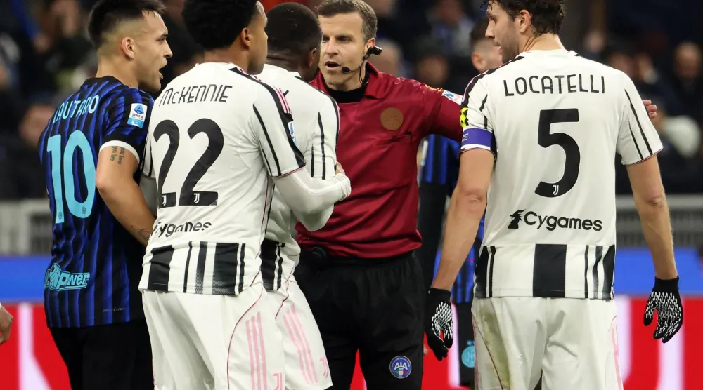 خسر يوفنتوس الذي لعب بعشرة لاعبين بعد طرد كالولو (إ.ب.أ)