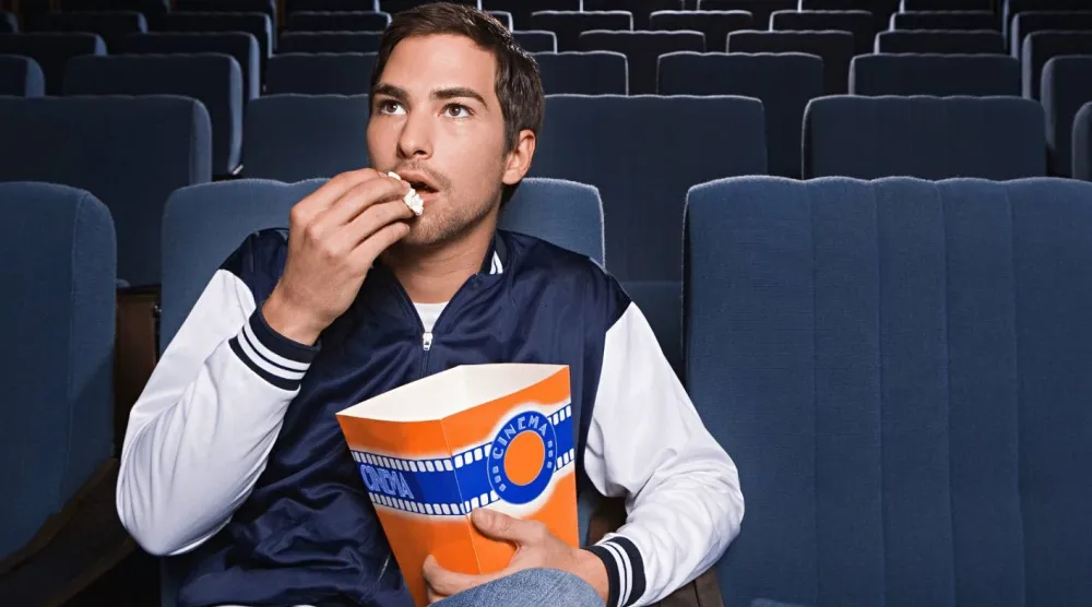 الذهاب لمشاهدة فيلم وحدك في السينما من التجارب المعززة للثقة بالنفس (مجلة فيج أوت)