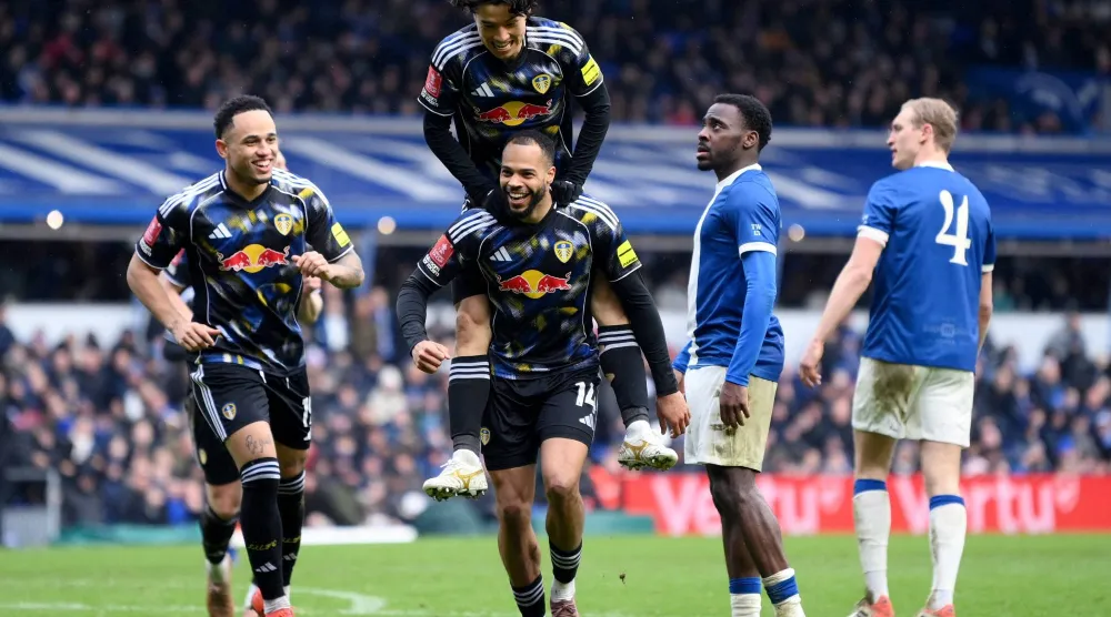 فرحة لاعبي ليدز يونايتد بالفوز على برمنغهام (رويترز)