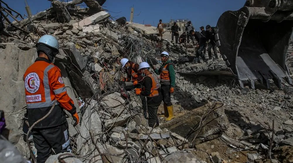 Palestinian civil defense teams working to recover the remains of 67 members of the Abu Nasr family from beneath the rubble of their home after it was destroyed in an Israeli airstrike in Beit Lahia, north of Gaza City, 15 February 2026. (EPA) 