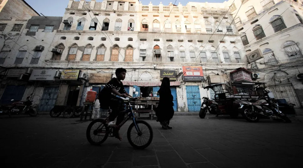 مقتل شخص وإصابة ​13 ‌آخرين ⁠بعد ​اندلاع حريق في ⁠مركز تجاري بمدينة مأرب اليمنية (أرشيفية - رويترز)