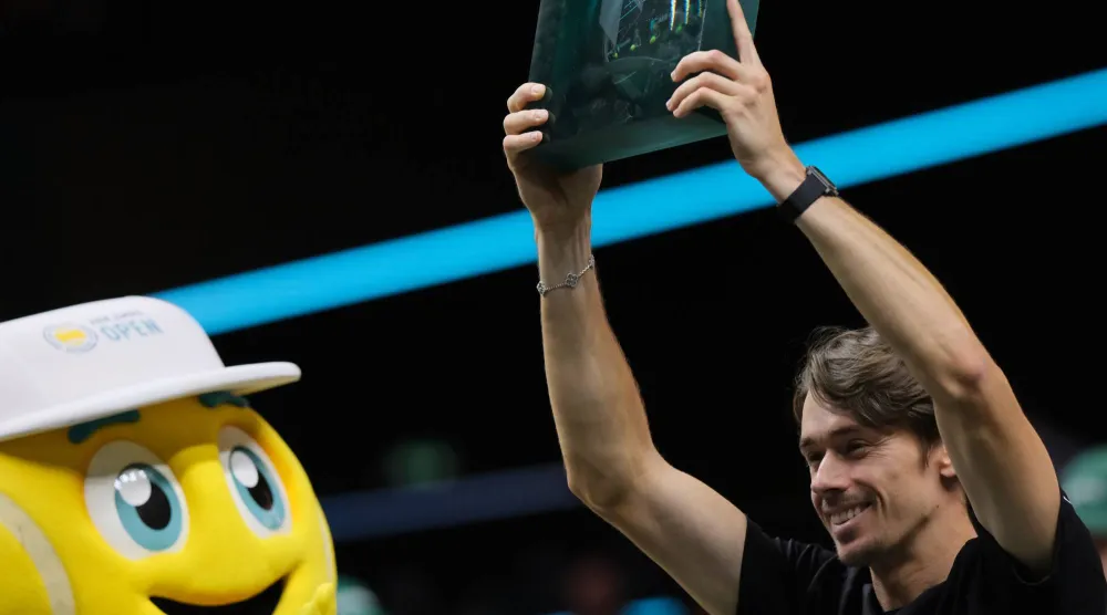 الأسترالي أليكس دي مينور يحتفل بلقب روتردام (أ.ب)