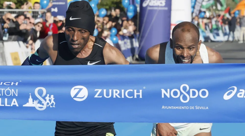 الإثيوبي شورا كيتاتا (يسار) تفوق بالسبق الضوئي على مواطنه أسرار عبد الرحمن (يمين) (إ.ب.أ)