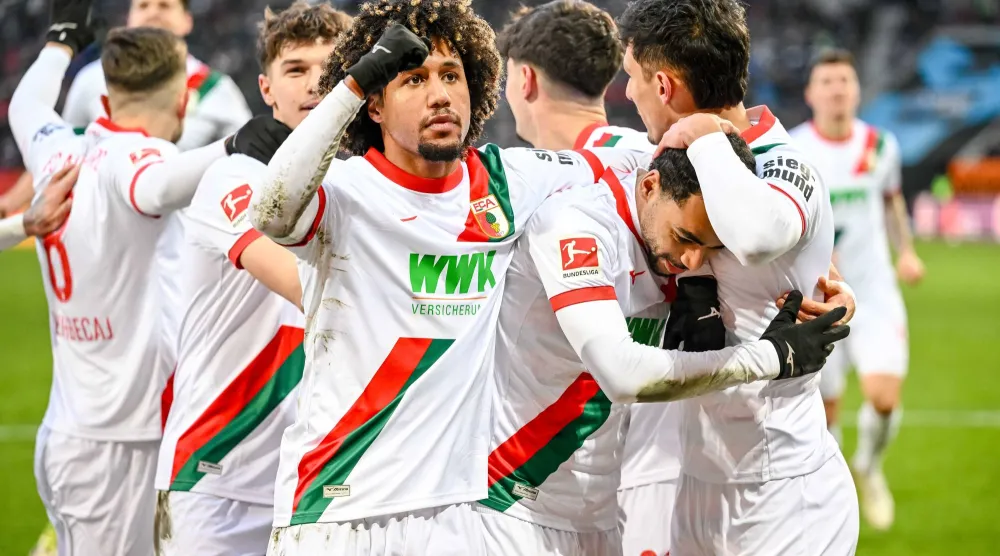 فرحة لاعبي أوغسبورغ بهدف الفوز على هايدنهايم (د.ب.أ)