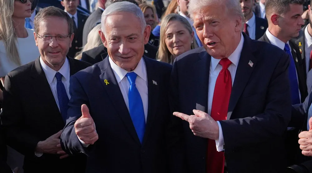 رئيس الوزراء الإسرائيلي بنيامين نتنياهو يتوسط الرئيسين الأميركي دونالد ترمب والإسرائيلي إسحاق هرتسوغ في مطار بن غوريون أكتوبر الماضي (أ.ب)