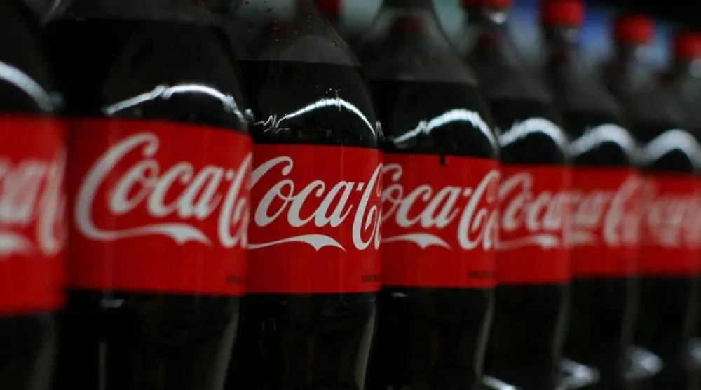 قد تحتوي عبوة «كوكا كولا» واحدة على ما يصل إلى 10 ملاعق صغيرة من السكر (أرشيفية - رويترز)