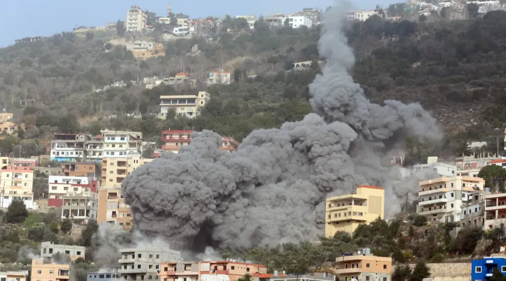 İsrail'in Lübnan'ın güneyine düzenlediği hava saldırıları sonrası yükselen duman (AFP)