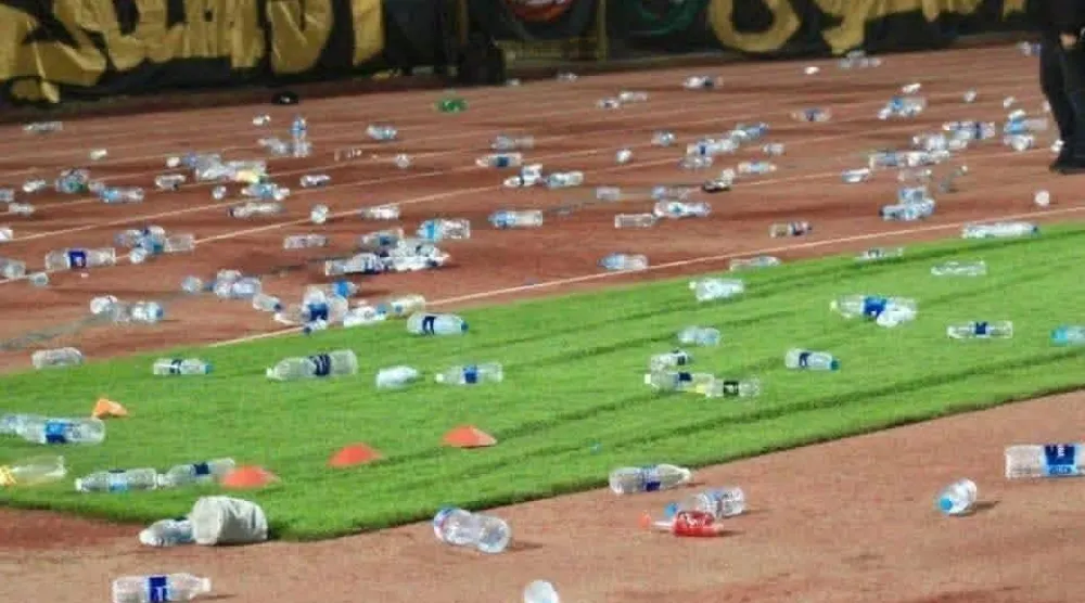 جماهير الأهلي المصري ألقت الزجاجات على لاعبي الجيسش الملكي (الناقل الرسمي)