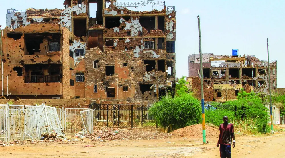 المعارك بين الجيش و«قوات الدعم السريع» سببت دماراً هائلاً للبنية التحتية (أ.ف.ب)