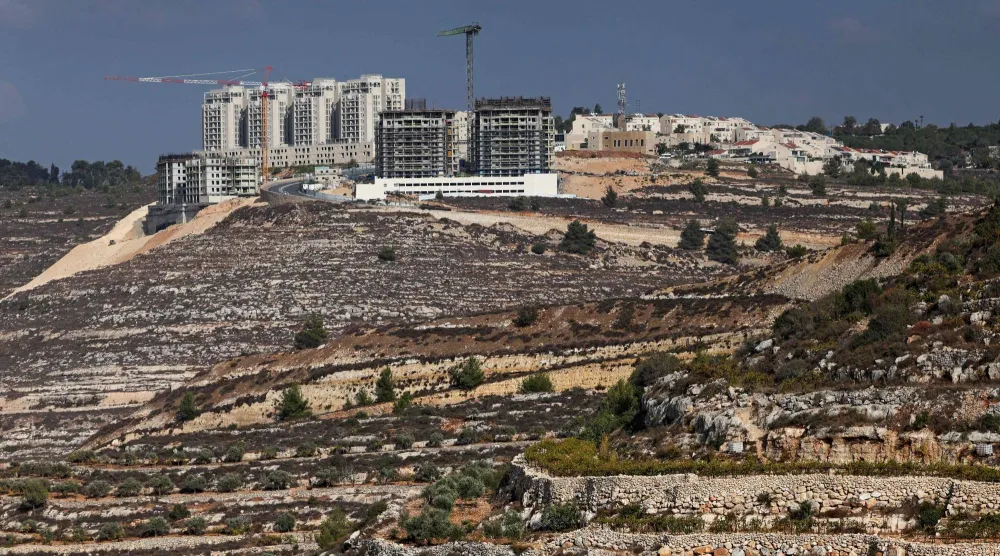 مبانٍ شُيّدت حديثاً في مستوطنة غيفعات زئيف الإسرائيلية قرب مدينة رام الله الفلسطينية بالضفة الغربية (أ.ف.ب)