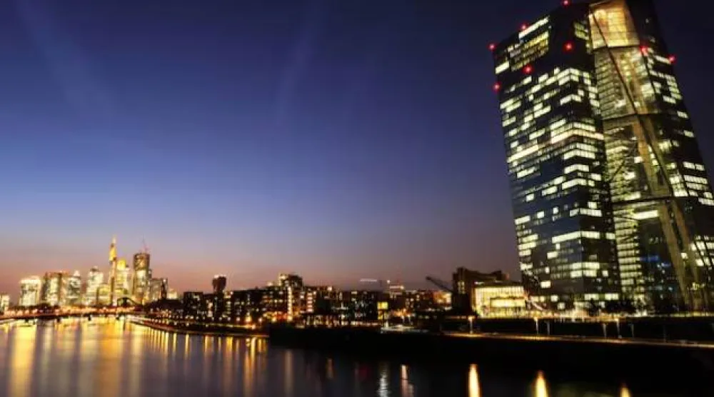 الحيّ المصرفي عند غروب الشمس في فرنكفورت (رويترز)