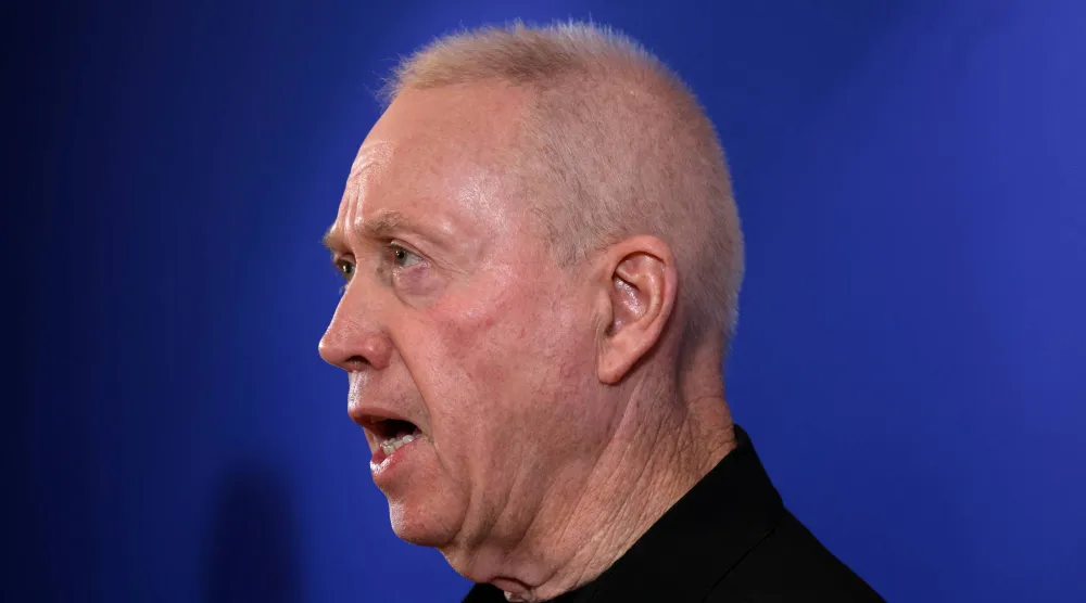 يوآف غالانت يتحدث إلى الصحافة بعد أن أقاله رئيس الوزراء الإسرائيلي بنيامين نتنياهو في تل أبيب 5 نوفمبر 2024 (رويترز)