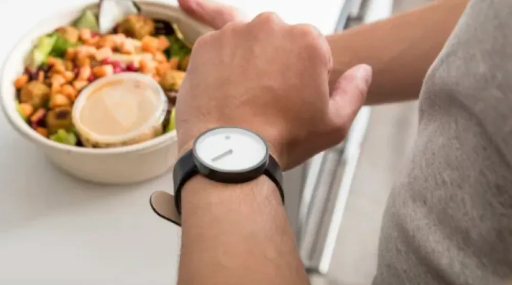 الصيام المتقطع ليس أكثر فاعلية من الحميات التقليدية في إنقاص الوزن (أ.ب)