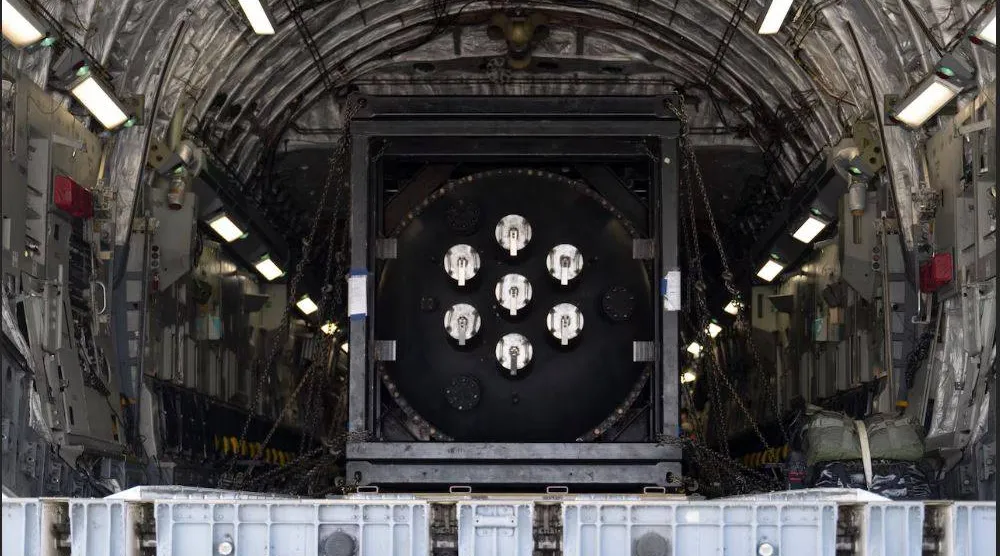 تحميل مفاعل نووي صغير في الجزء الخلفي على متن طائرة من طراز «سي17» دون وقود نووي بقاعدة «مارش» الجوية الاحتياطية بكاليفورنيا (موقع وزارة الدفاع الأميركية)