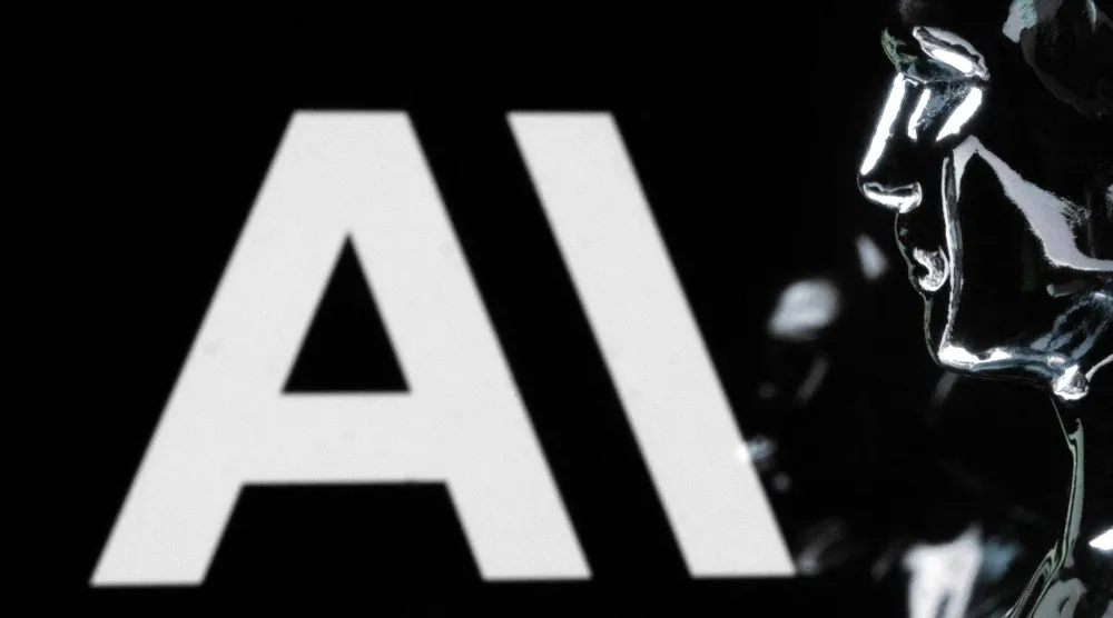 تمثال أمام شعار شركة «أنتروبيك» للذكاء الاصطناعي في باريس يوم 13 فبراير 2026 (أ.ف.ب)