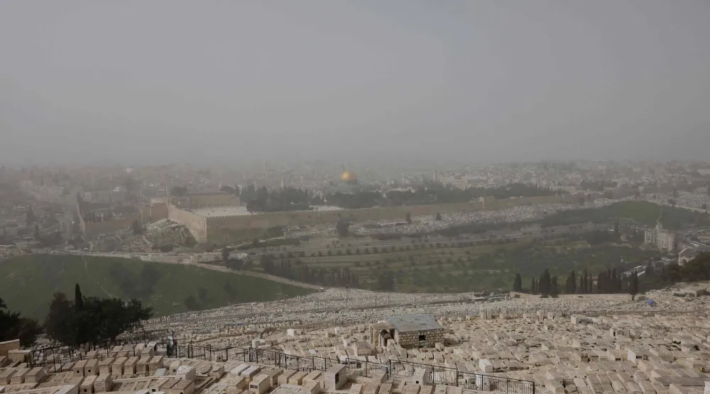 مقبرة جبل الزيتون اليهودية وفي الخلفية مجمّع المسجد الأقصى وقبة الصخرة في القدس (أ.ف.ب)