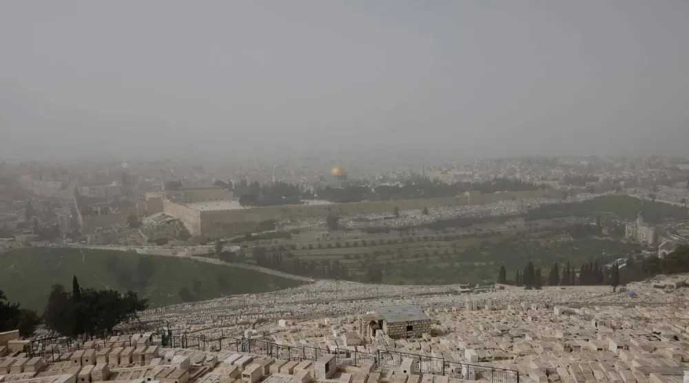 Kudüs'te Zeytin Dağı'ndaki Yahudi mezarlığı, arka planda Mescid-i Aksa külliyesi ve Kubbetü's-Sahra (AFP)