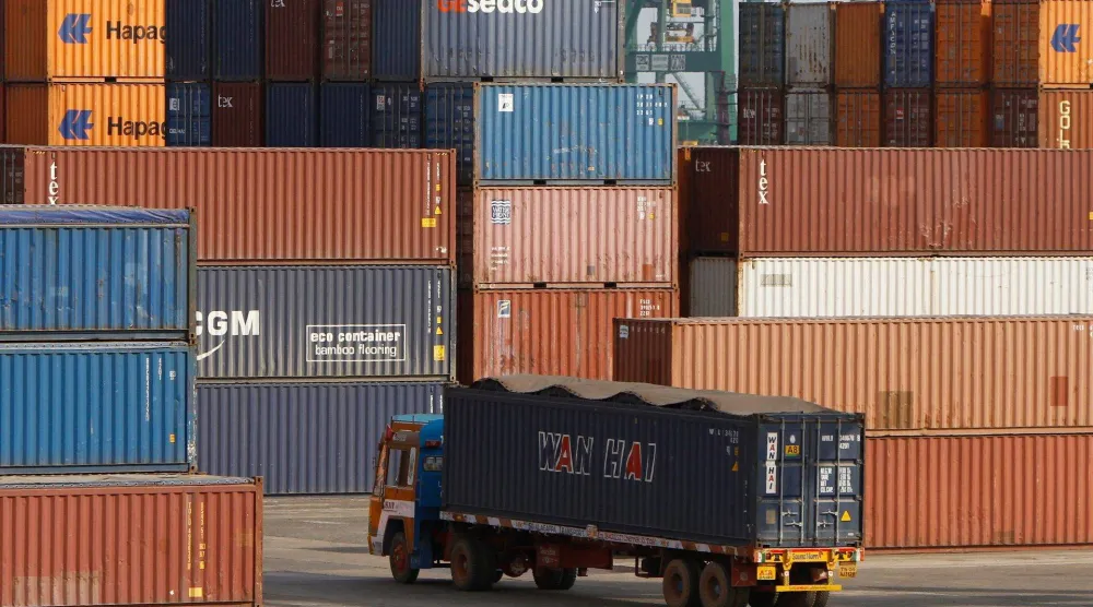 شاحنة تنقل حاوية شحن في ميناء بمدينة تشيناي الجنوبية في الهند (رويترز)