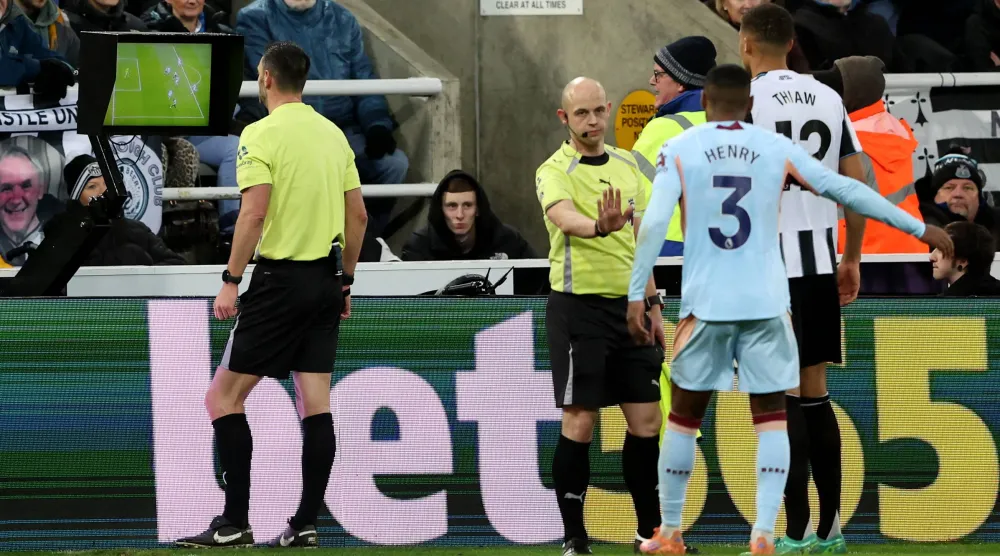 «نقاش إنجليزي»: هل من مصلحة كرة القدم إلغاء «تقنية حكم الفيديو المساعد؟»