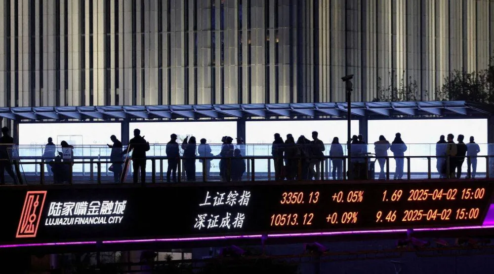 لوحة إلكترونية تعرض مؤشري «شنغهاي» و«شنتشن» في حي لوجيازوي المالي بشنغهاي (رويترز)