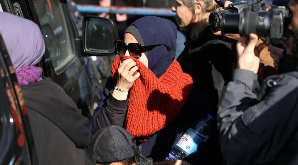 أسترالية يُعتقد أنها من عائلات عناصر تنظيم «داعش» في مخيم روج قرب الحدود العراقية مع سوريا (رويترز)