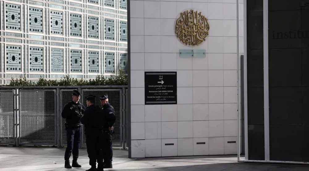 عناصر من الشرطة الفرنسية خارج مقر «معهد العالم العربي» بباريس (رويترز)