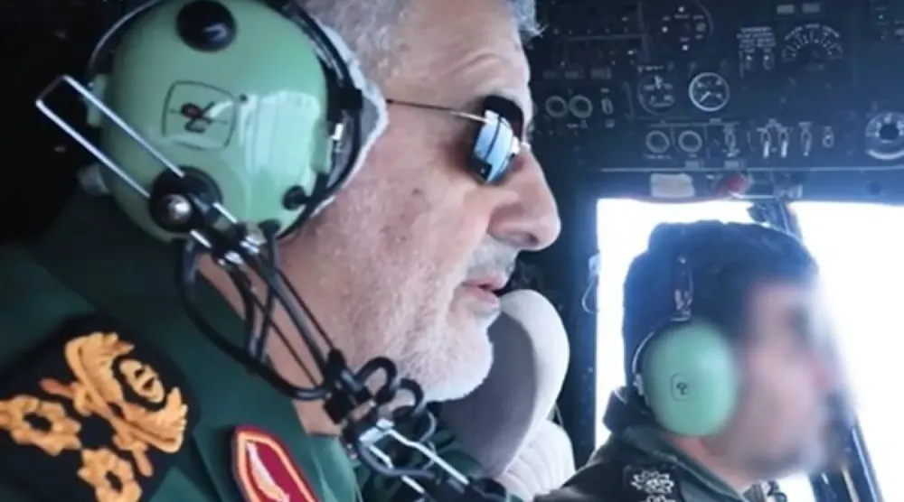  Devrim Muhafızları Komutanı, bugün Hürmüz Boğazı’ndaki deniz tatbikatları sırasında bir helikopterde (Tesnim Haber Ajansı)