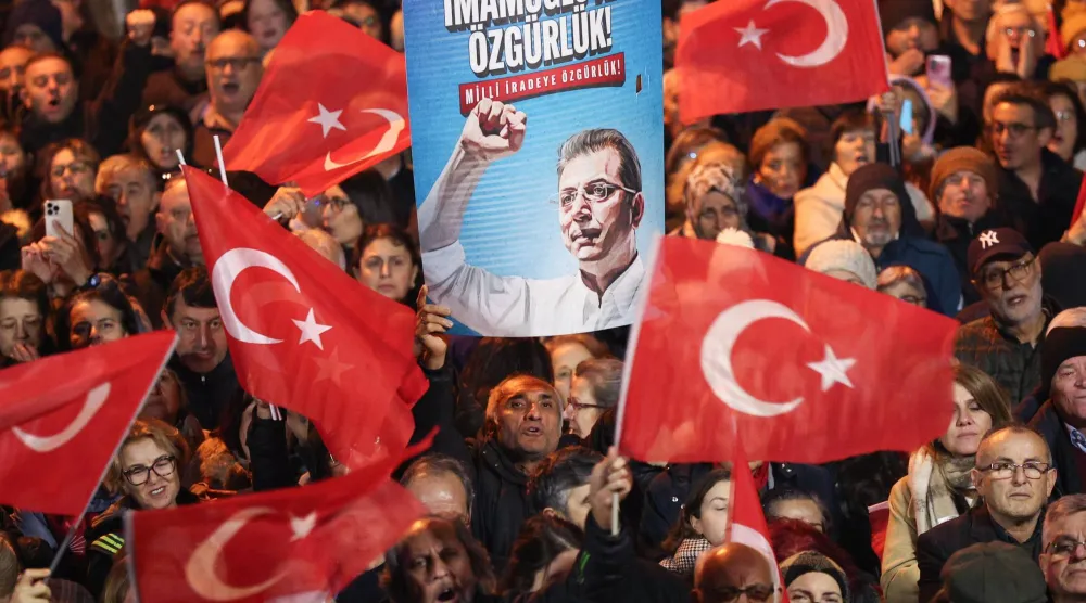 متظاهرون من حزب «الشعب الجمهوري» يرفعون لافتة تحمل صورة لإمام أوغلو وعبارات تطالب بإطلاق سراحه خلال تجمع في إسطنبول 11 فبراير (من حساب الحزب على «إكس»)