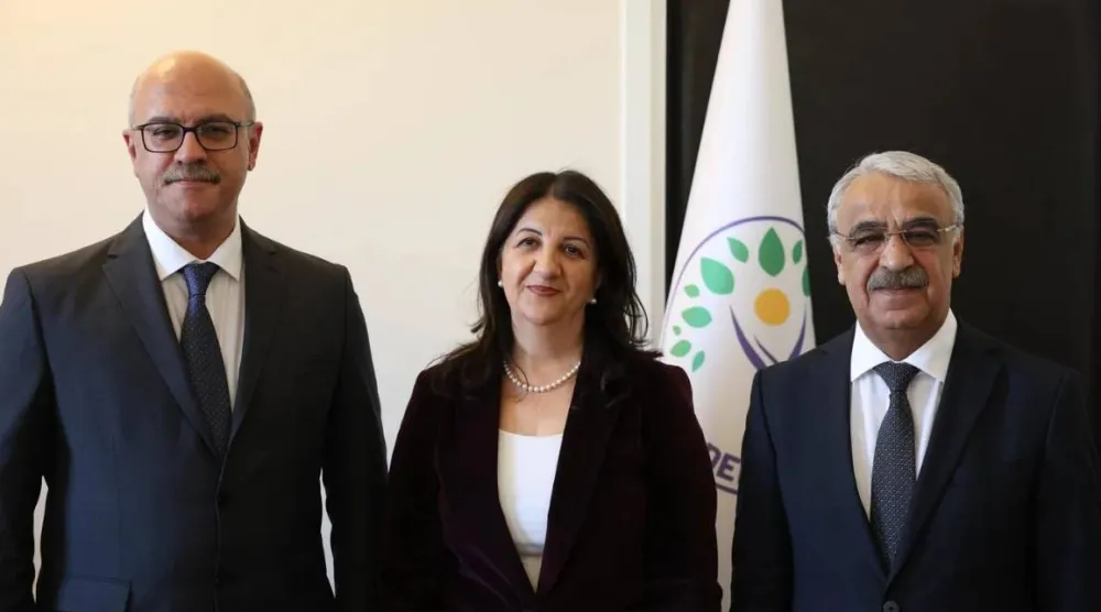 «وفد إيمرالي» من اليمين النائب مدحت سانجار والنائبة بروين بولدان والمحامي فائق أوزعور أوريل قبل توجهه لزيارة زعيم حزب «العمال الكردستاني» عبد الله أوجلان الاثنين (حساب حزب «الديمقراطية والمساواة للشعوب» في إكس)