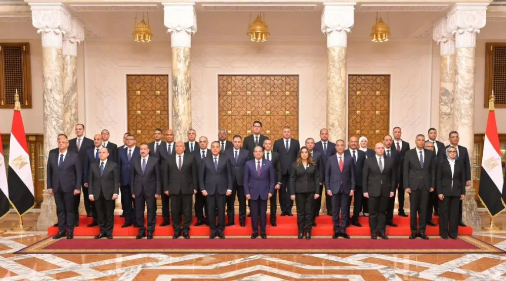 المحافظون الجدد ونوابهم في صورة تذكارية مع السيسي عقب حلف اليمين الدستورية (الرئاسة المصرية)