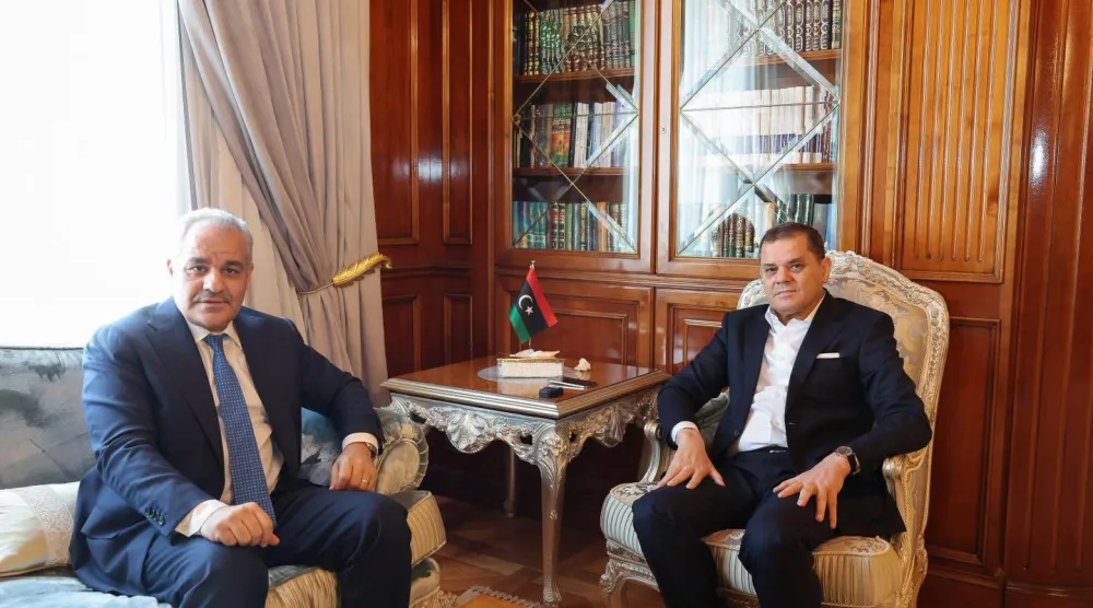 الدبيبة مجتمعاً بمحافظ المصرف المركزي مساء الأحد (حكومة «الوحدة»)