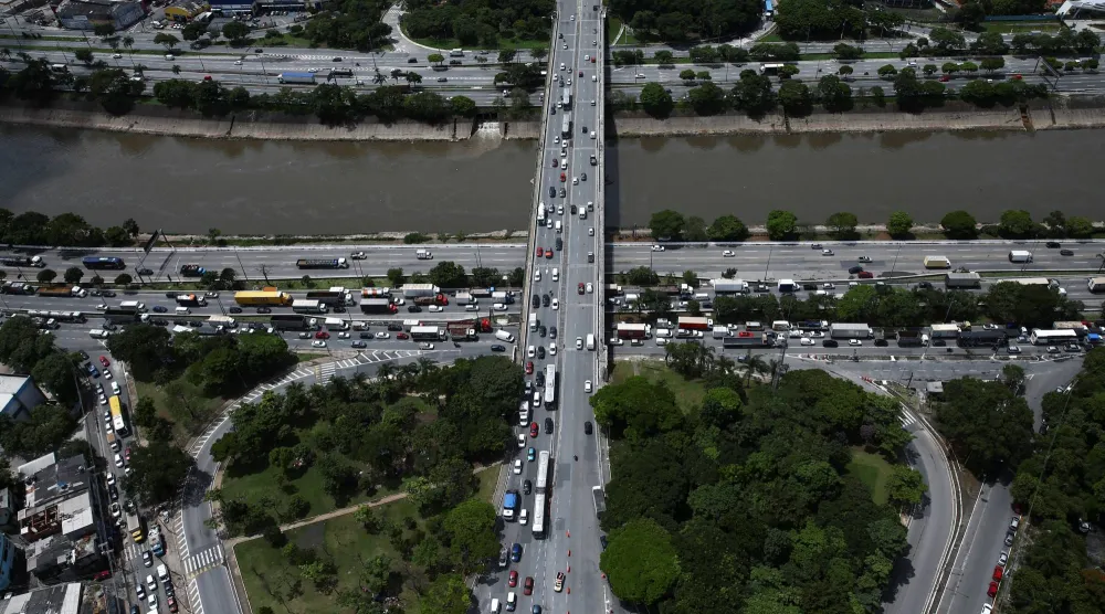 صورة جوية تُظهر حركة المرور على أحد الطرق السريعة في مدينة ساو باولو بالبرازيل (رويترز - أرشيفية)
