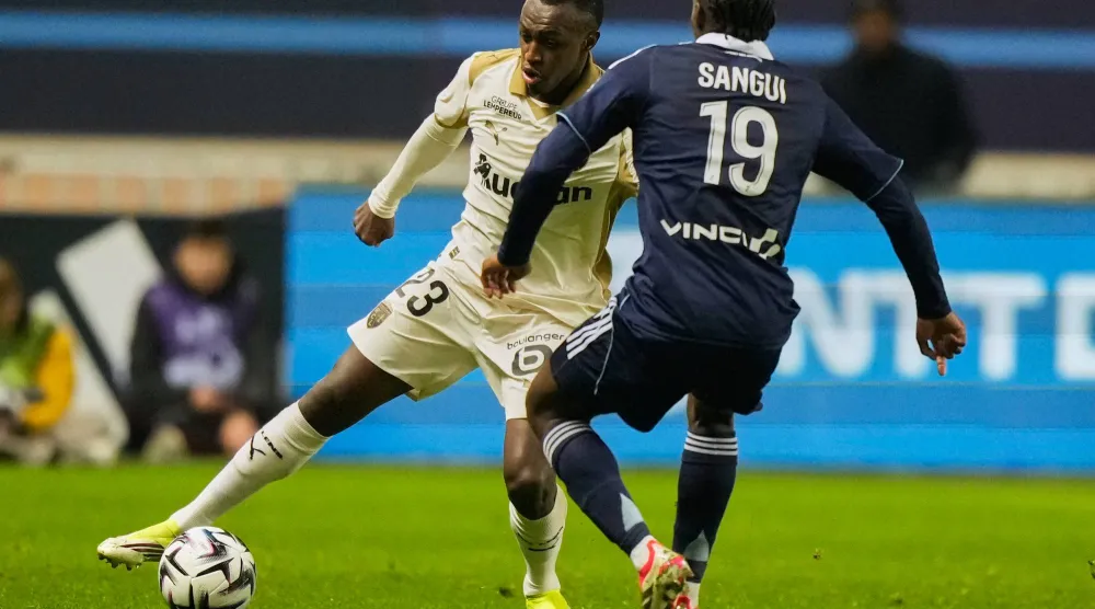 الظهير السعودي سعود عبد الحميد يتألق مع لانس (أ.ب)