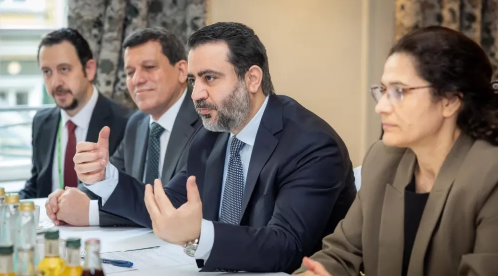 Suriye Dışişleri Bakanı Esad Şeybani’nin, Almanya’da düzenlenen Münih Güvenlik Konferansınde , Kürt yetkililer Mazlum Abdi ve İlham Ahmed’in katılımıyla ABD Kongresi üyelerinden bir heyetle gerçekleştirdiği görüşmeden bir kare (Suriye Dışişleri Bakanlığı hesabı)