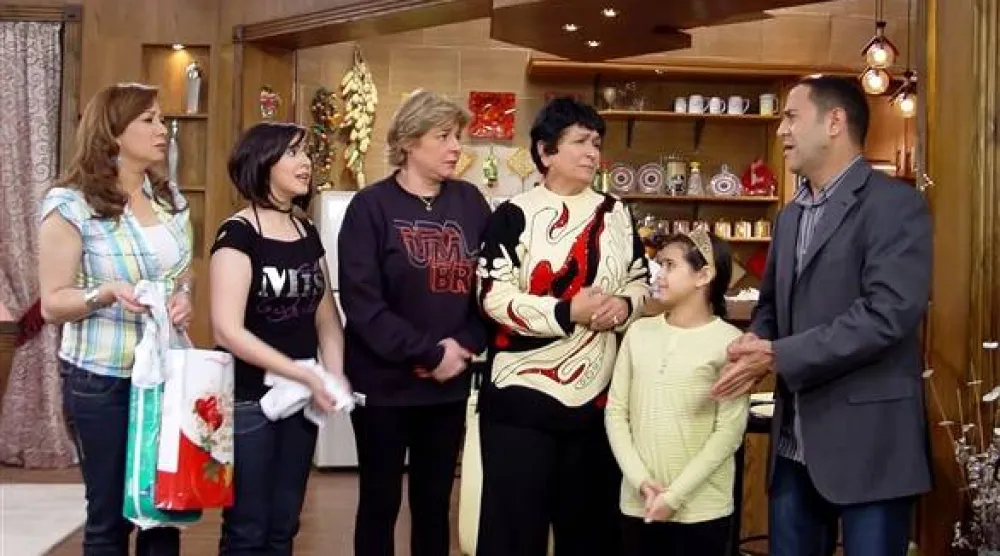 أشرف عبد الباقي وبطلات المسلسل في أحد مشاهد «راجل وست ستات» (الشرق الأوسط)