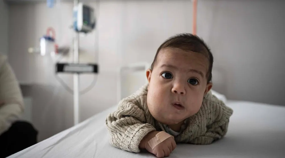 صورة تظهر الطفل عيسى البالغ من العمر 3 أشهر في قسم الأطفال بالمستشفى في 16 فبراير 2026 في مولوز شرق فرنسا (أ.ف.ب)