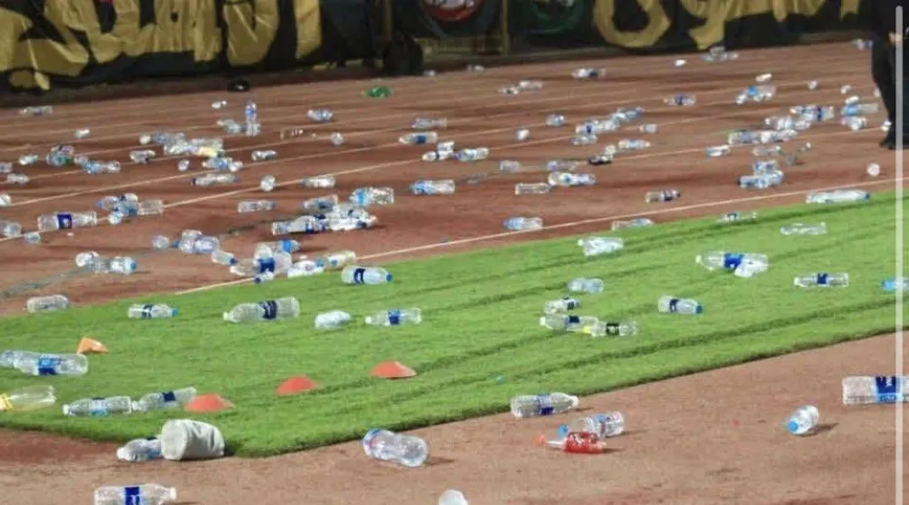 «قوارير المياه» على أرض استاد القاهرة الدولي (صورة متداولة على منصة إكس)