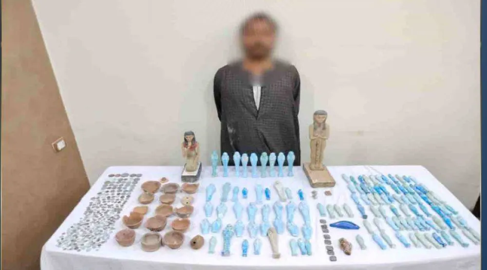 المتهم  ضبط بحوزته مئات القطع الأثرية (وزارة الداخلية)