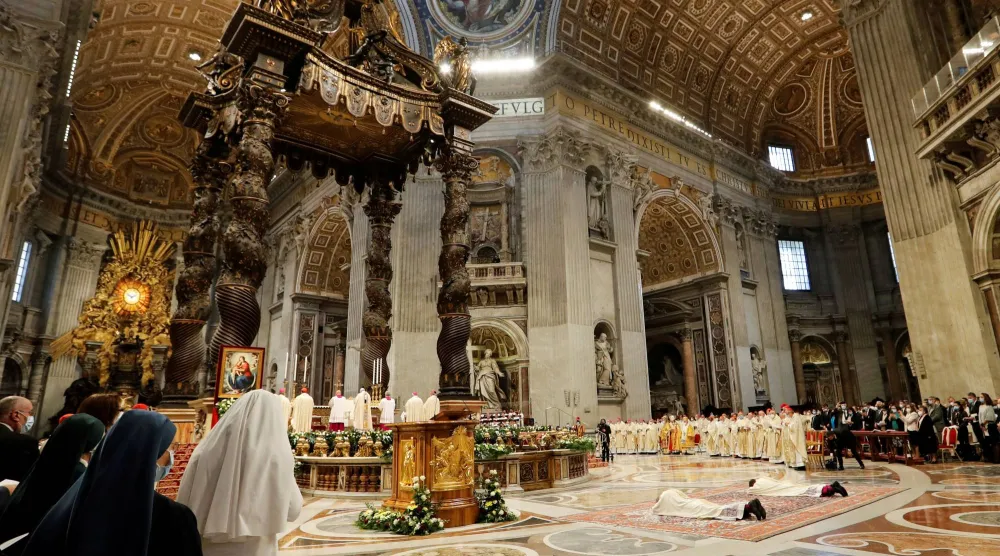 صورة أرشيفية من داخل كنيسة القديس بطرس في الفاتيكان (رويترز)
