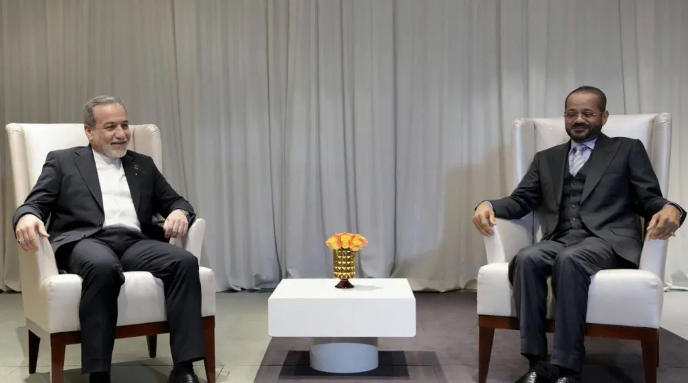 وزير الخارجية الإيراني عباس عراقجي يلتقي نظيره العماني بدر البوسعيدي في جنيف الاثنين (الخارجية الإيرانية)