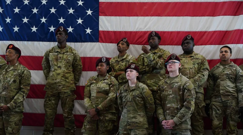 جنود أميركيون يستمعون إلى الرئيس دونالد ترمب خلال زيارته إلى قاعدة فورت براغ التابعة للجيش الأميركي في 13 فبراير 2026 بولاية كارولاينا الشمالية (أ.ف.ب)