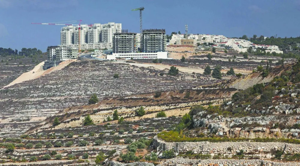 مبانٍ شُيّدت حديثاً في مستوطنة غيفعات زئيف الإسرائيلية قرب مدينة رام الله الفلسطينية بالضفة الغربية (أ.ف.ب)