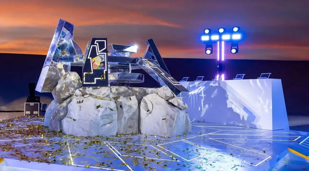 يتميّز تصميم المركز بطابع معماري معاصر يستند إلى مفهوم «الكتل الضخمة» (واس)