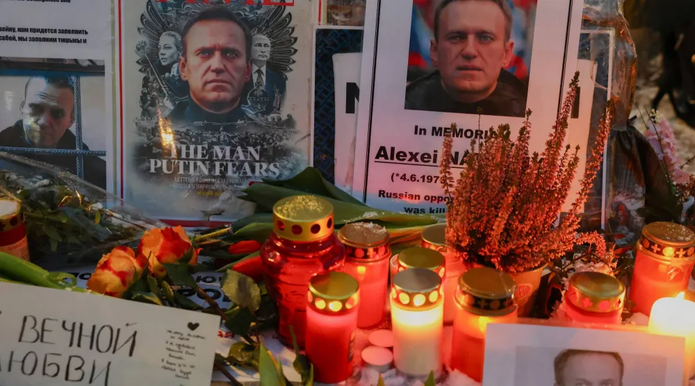 أكاليل الزهور على واجهة السفارة الروسية في برلين عاصة ألمانيا يوم 16 فبراير 2026 تكريماً للمعارض الروسي أليكسي نافالني في الذكرى السنوية الثانية لوفاته (رويترز)