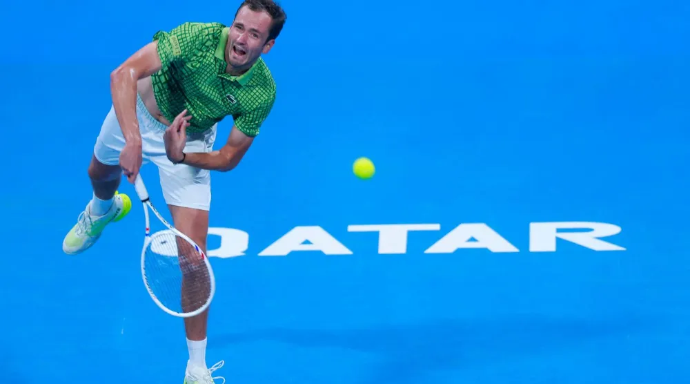 الروسي دانييل ميدفيديف يتقدم في الدوحة (أ.ف.ب)