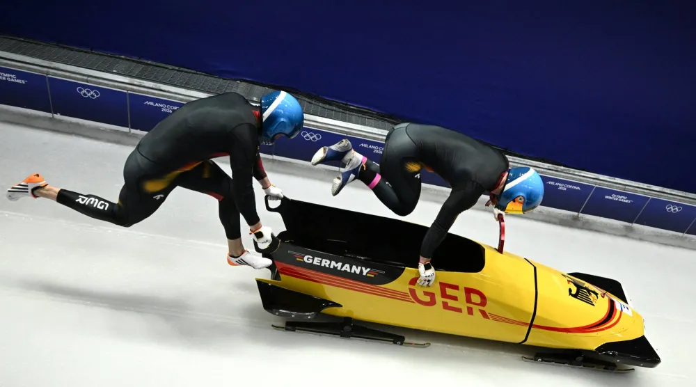 فرانشيسكو فريدريش يبتعد عن المنافسة على ذهبية الزلاجة الجماعية (رويترز) 