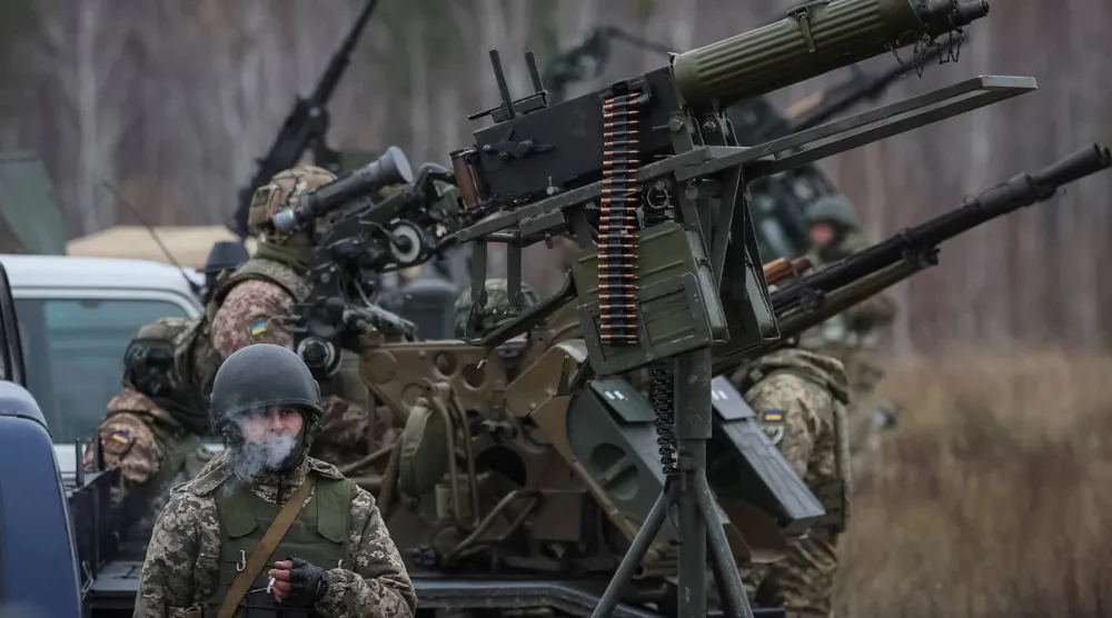 جنود أوكرانيون يشاركون في تدريبات للدفاع الجوي وسط الهجوم الروسي على بلادهم في منطقة تشيرنيهيف بأوكرانيا 11 نوفمبر 2023 (رويترز)