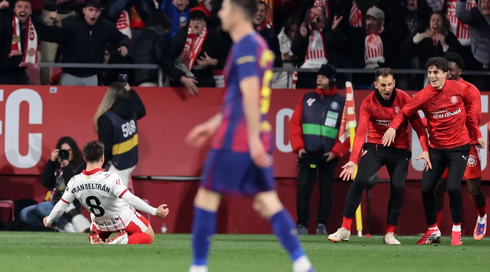 فرحة بلتران وحسرة ليفاندوفيسكي في أبرز لقطات فوز جيرونا على برشلونة (أ.ف.ب)