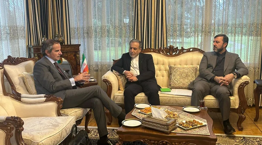 صورة نشرها مدير الوكالة الدولية للطاقة الذرية رافائيل غروسي على منصة «إكس» من لقائه مع وزير الخارجية الإيراني عباس عراقجي ونائبه كاظم غريب آبادي في جنيف الاثنين